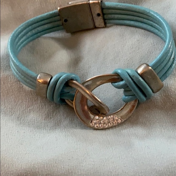Turquoise leather and silver color magnetic closure bracelet - Picture 3 of 3